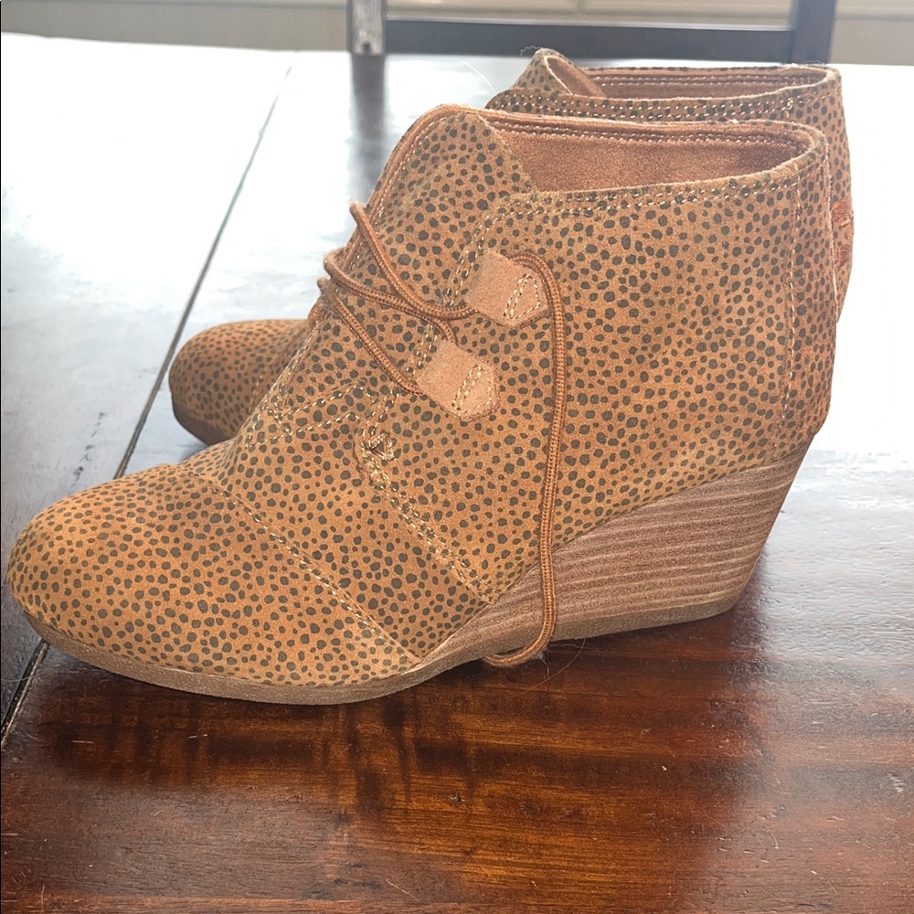 Toms Brown Textured Wedge Shoes